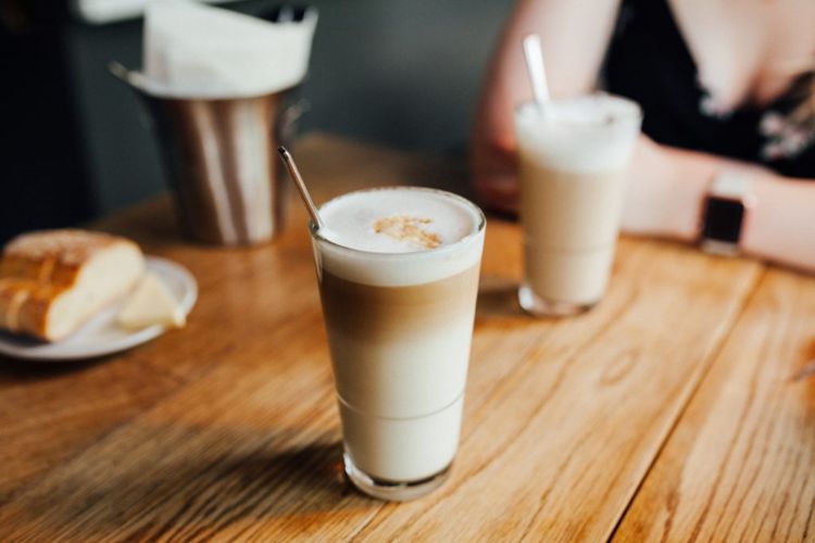 Coffee with milk - information on the treatment of lactose intolerance - Photo by Josh Couch on Unsplash